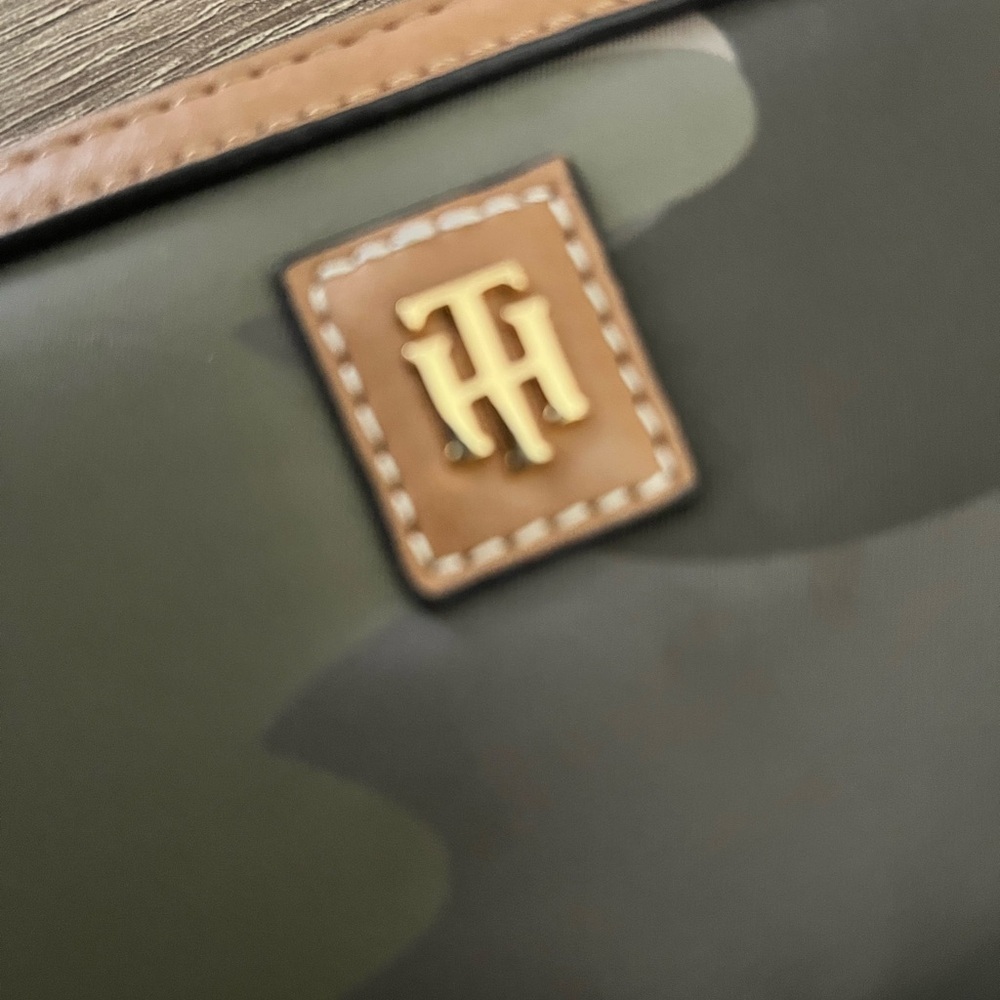 Tommy Hilfiger Camouflage Zip-Around Wallet - Picture 4 of 5